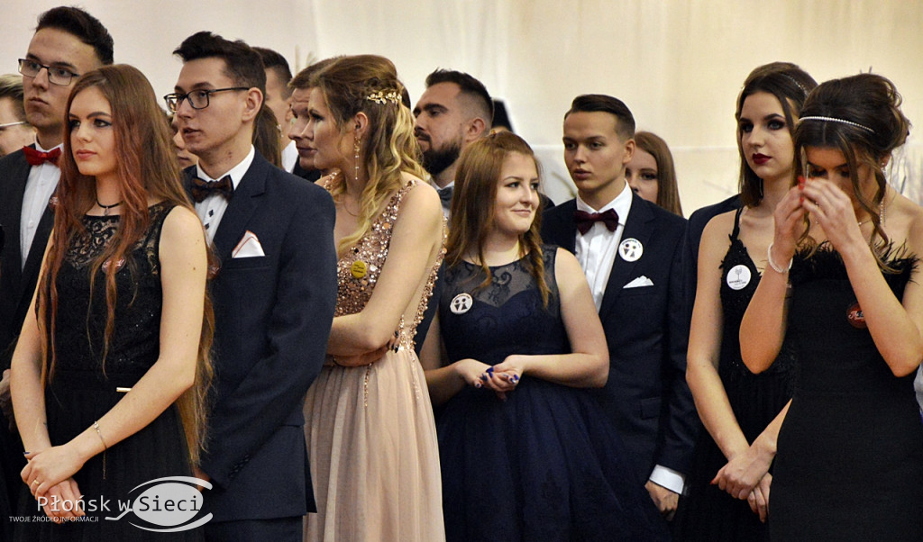 Maturzyści z Rutek na studniówkowym balu