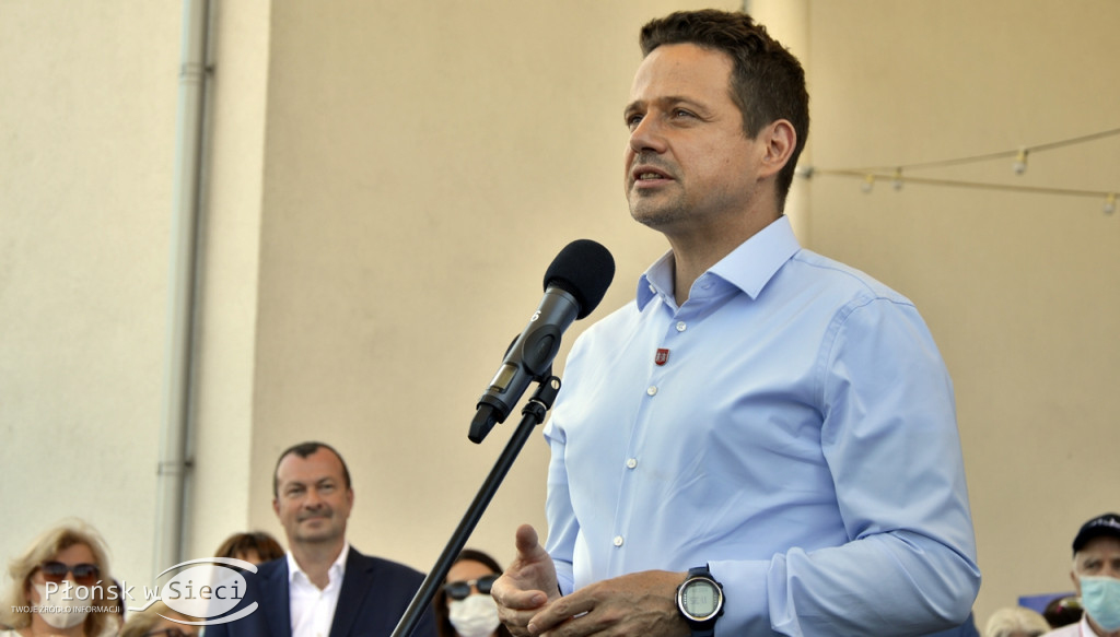Rafał Trzaskowski na tarasie płońskiego MCK-u