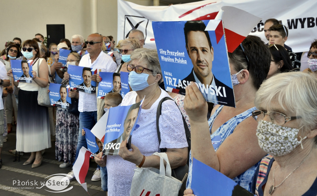 Rafał Trzaskowski na tarasie płońskiego MCK-u