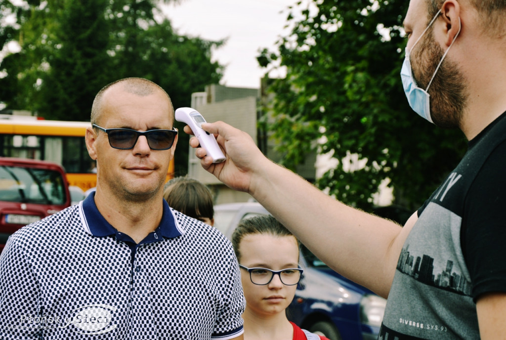 Impreza pod chmurką w Karolinowie
