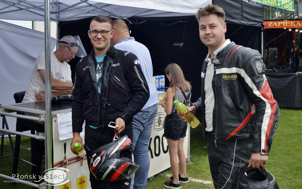 Impreza pod chmurką w Karolinowie