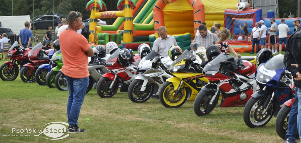 Impreza pod chmurką w Karolinowie