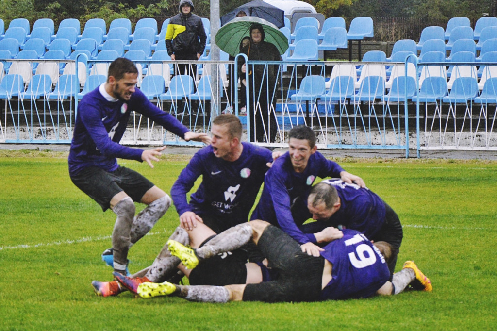 Derby Błękitni vs. Sona w strugach deszczu