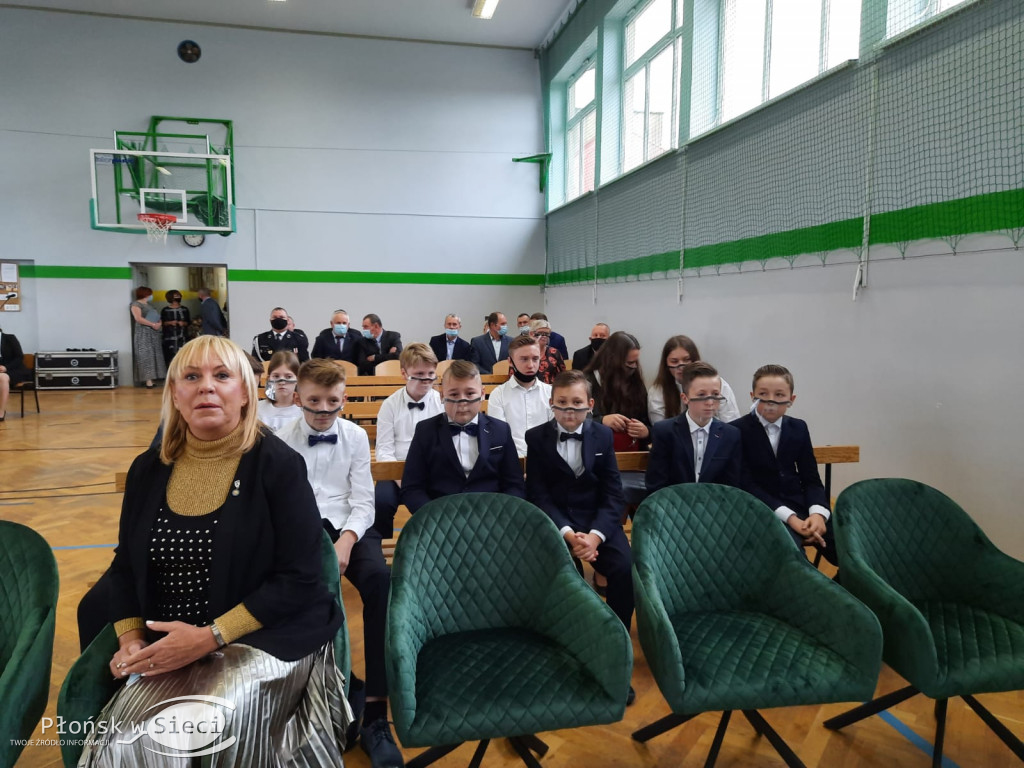 Podstawówka w Kucicach z patronem i sztandarem