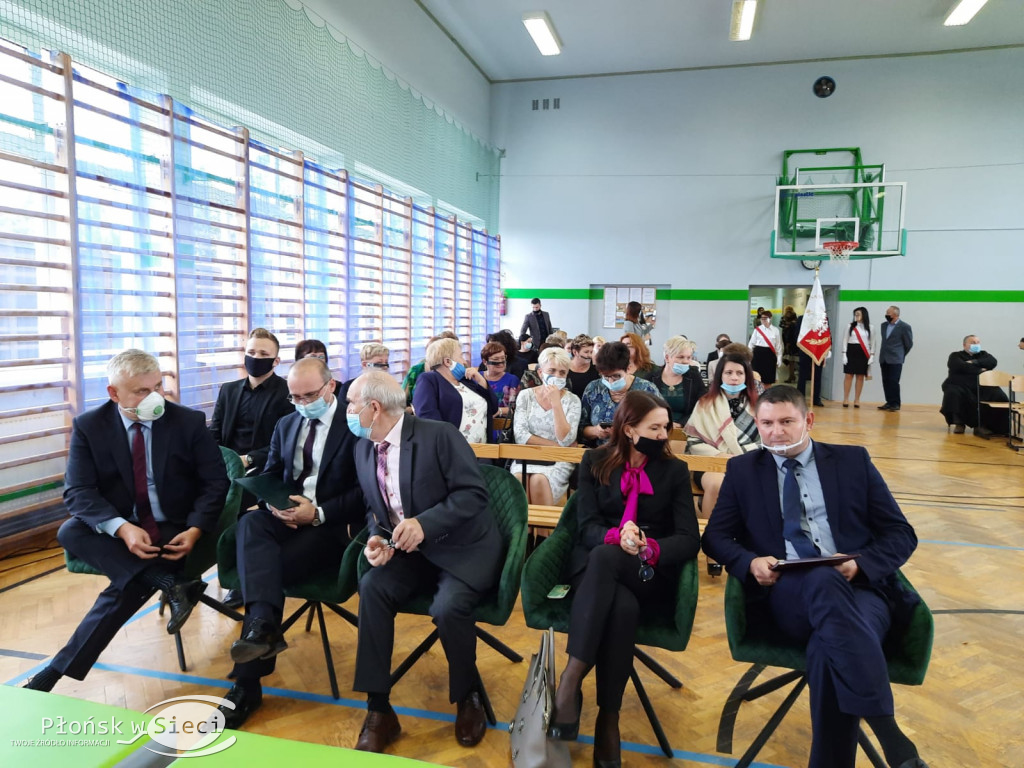 Podstawówka w Kucicach z patronem i sztandarem