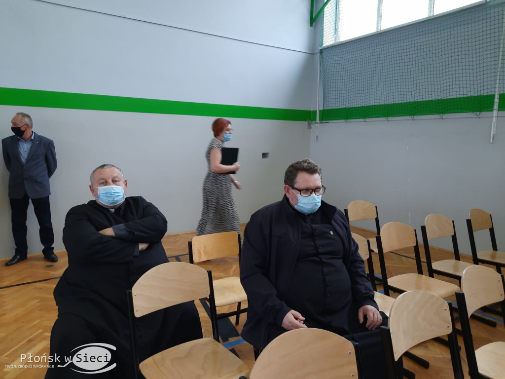 Podstawówka w Kucicach z patronem i sztandarem