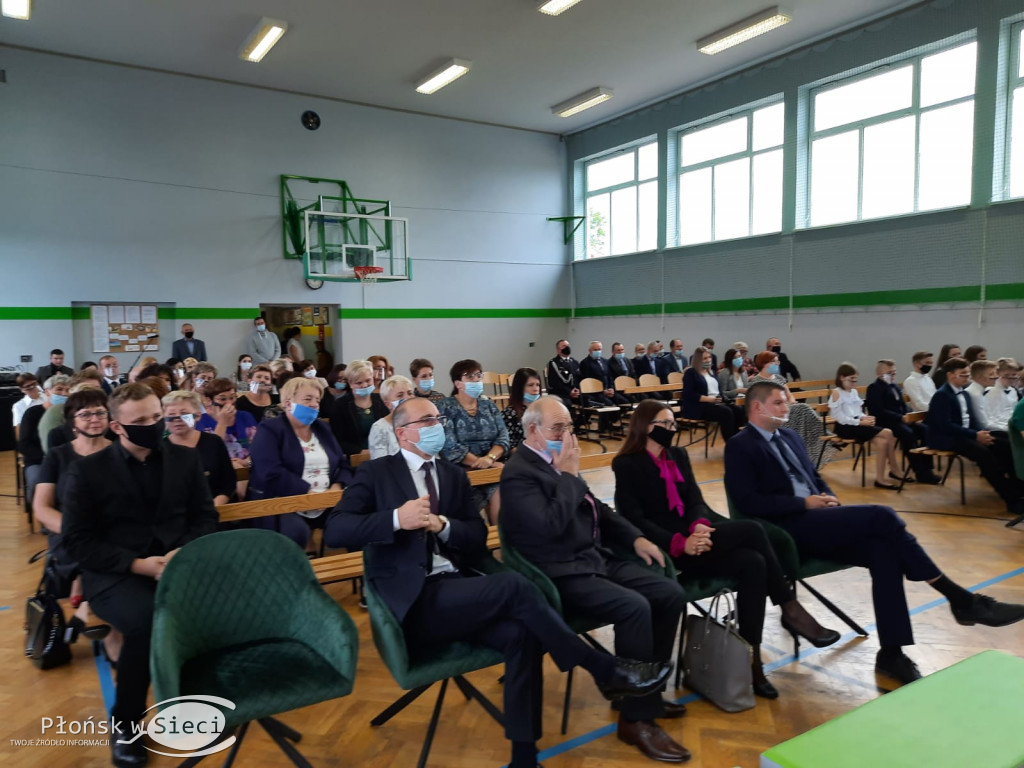 Podstawówka w Kucicach z patronem i sztandarem