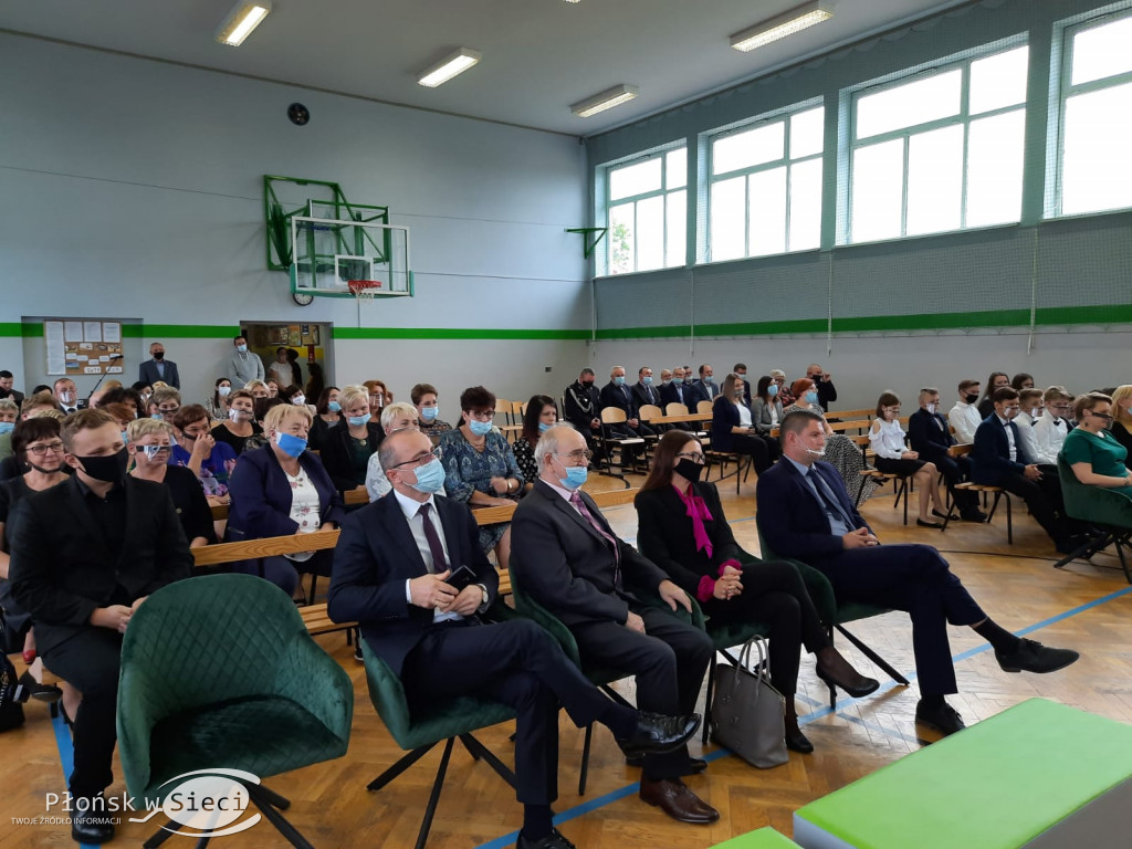 Podstawówka w Kucicach z patronem i sztandarem