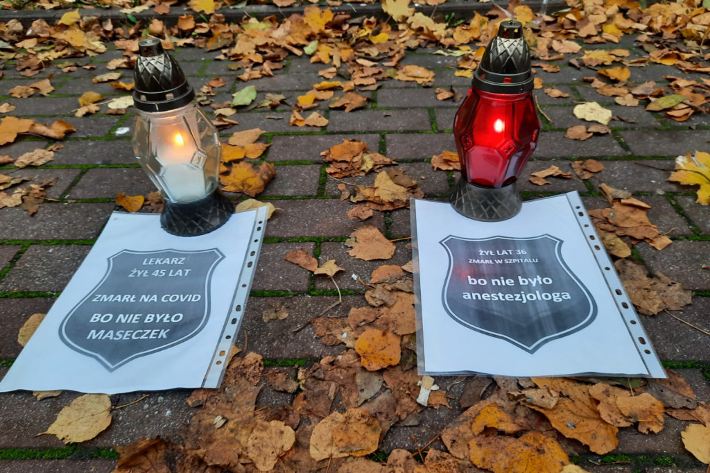 Płoną znicze przed płońskim szpitalem
