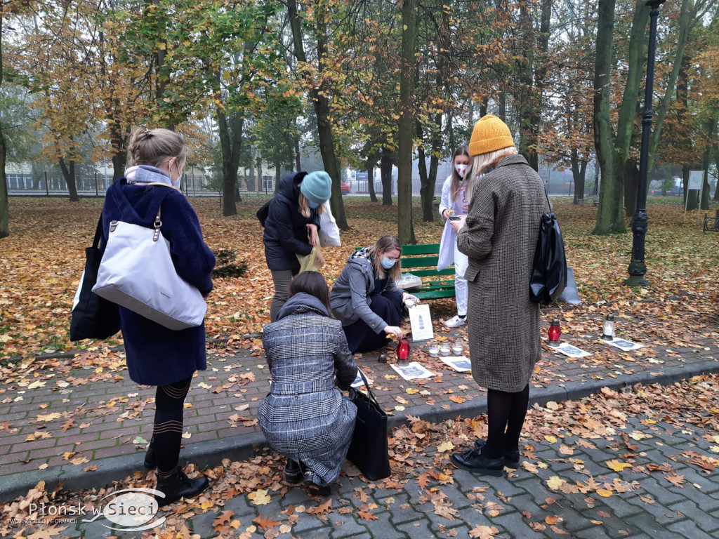 Płoną znicze przed płońskim szpitalem