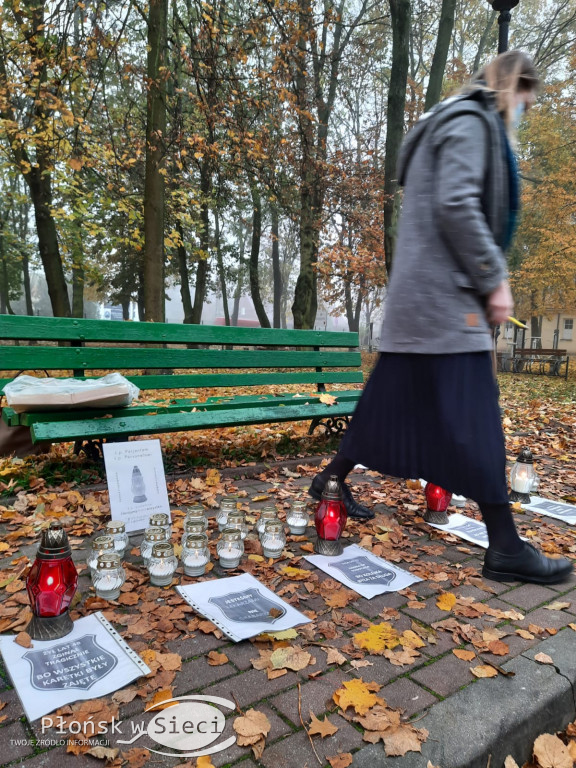 Płoną znicze przed płońskim szpitalem