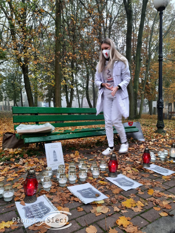 Płoną znicze przed płońskim szpitalem