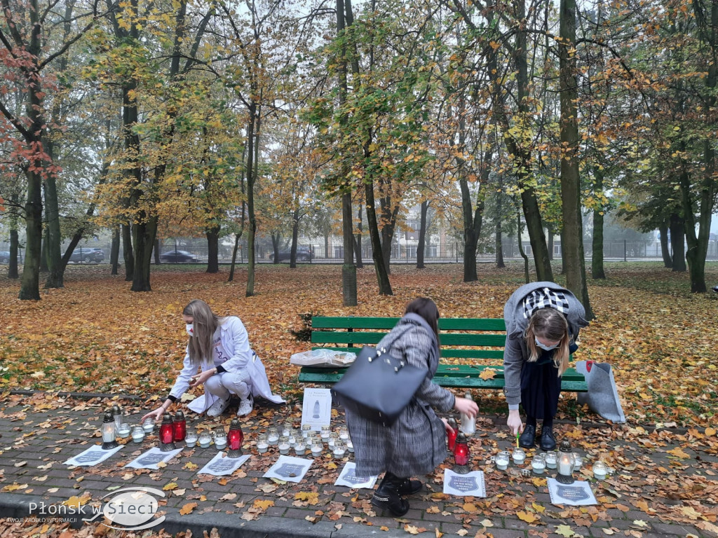 Płoną znicze przed płońskim szpitalem