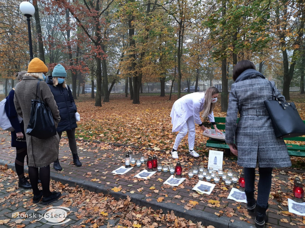 Płoną znicze przed płońskim szpitalem