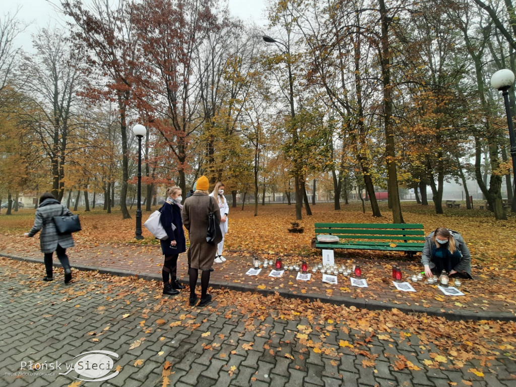 Płoną znicze przed płońskim szpitalem