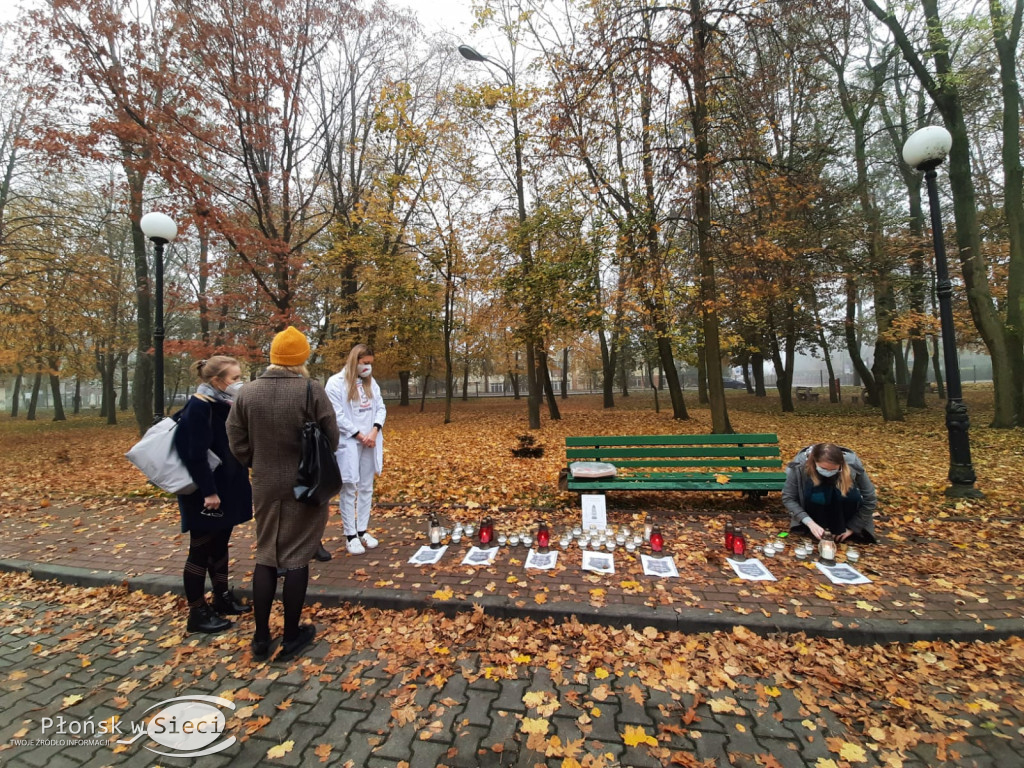 Płoną znicze przed płońskim szpitalem