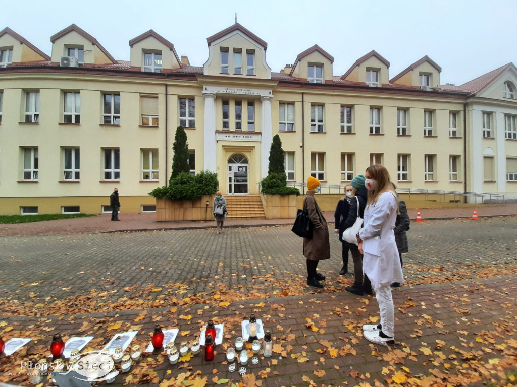 Płoną znicze przed płońskim szpitalem