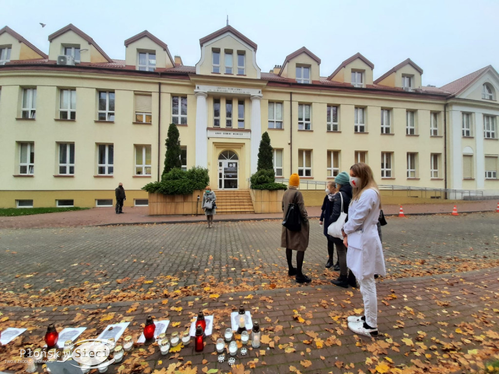Płoną znicze przed płońskim szpitalem