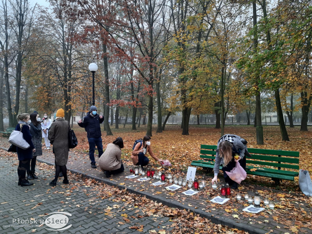 Płoną znicze przed płońskim szpitalem