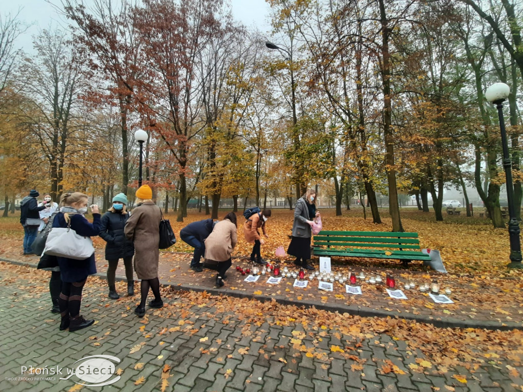 Płoną znicze przed płońskim szpitalem