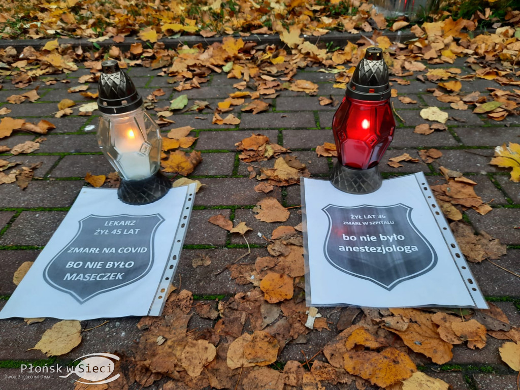 Płoną znicze przed płońskim szpitalem