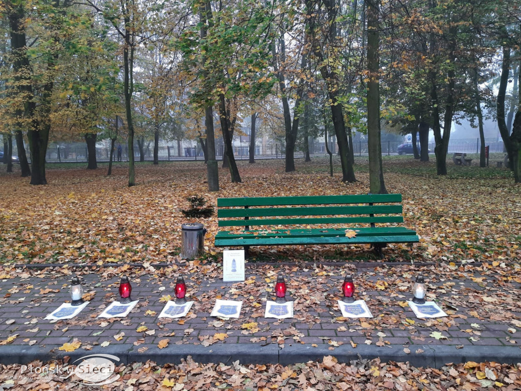 Płoną znicze przed płońskim szpitalem