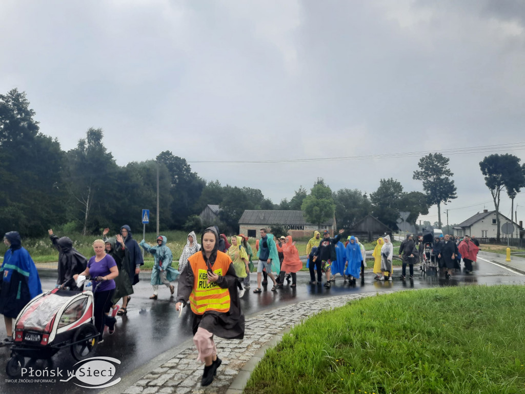 Pielgrzymi kroczą przez powiat płoński