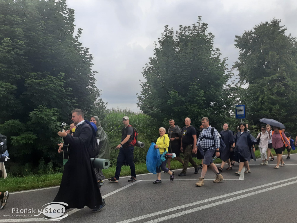 Pielgrzymi kroczą przez powiat płoński