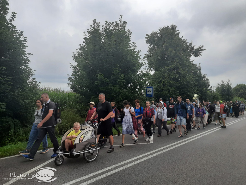 Pielgrzymi kroczą przez powiat płoński