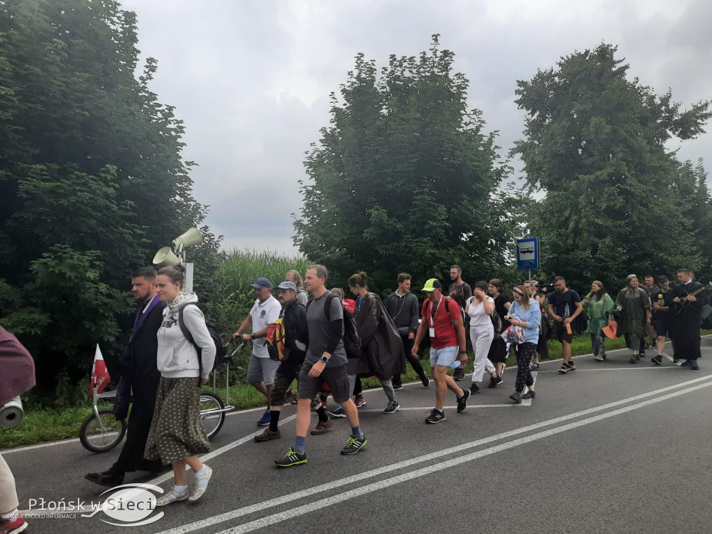 Pielgrzymi kroczą przez powiat płoński