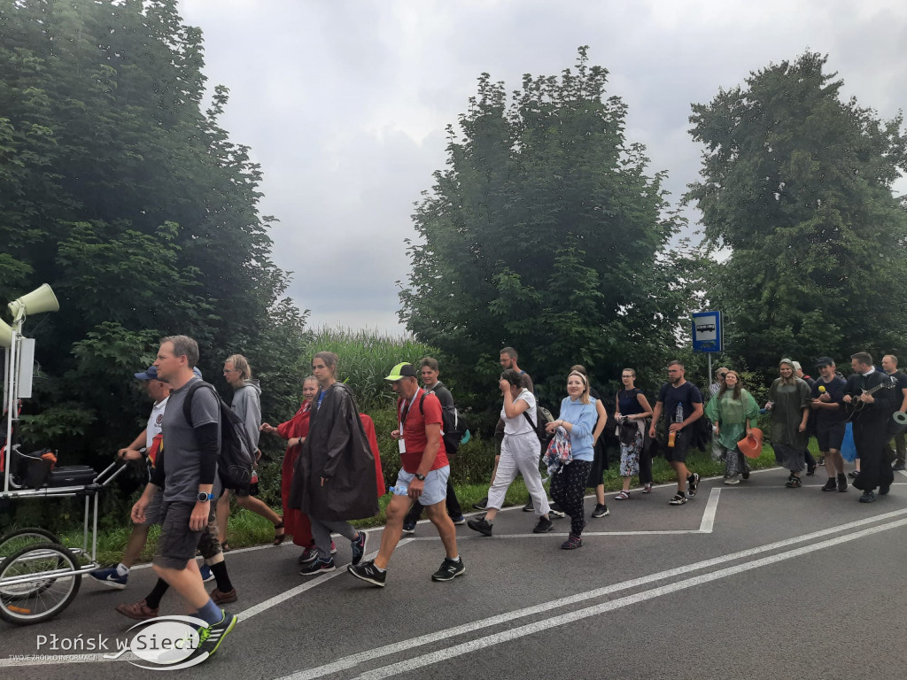 Pielgrzymi kroczą przez powiat płoński