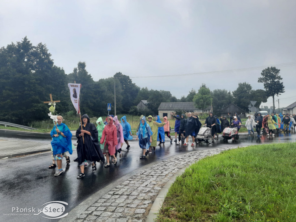 Pielgrzymi kroczą przez powiat płoński