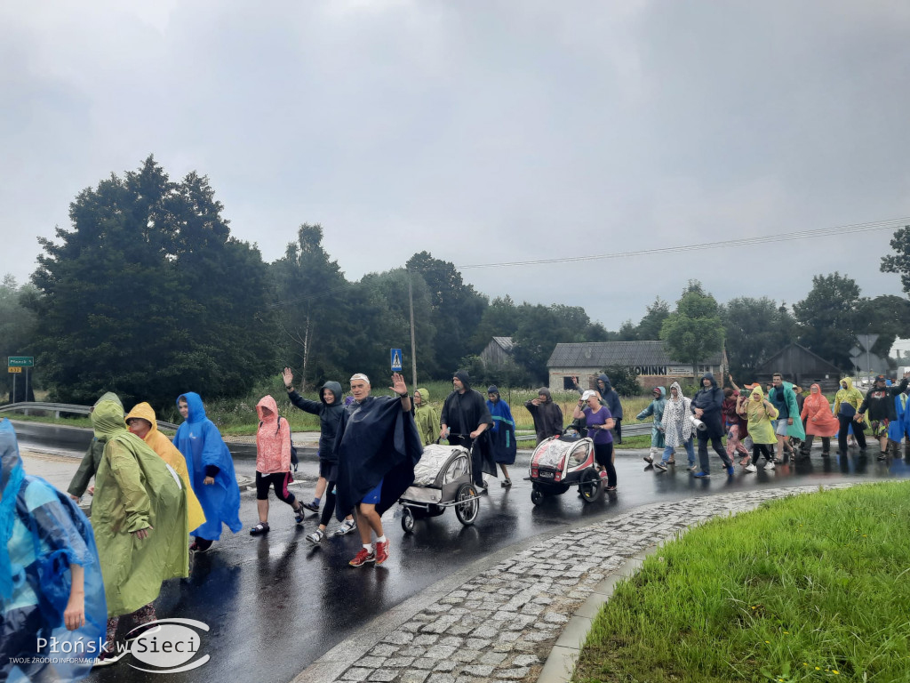Pielgrzymi kroczą przez powiat płoński