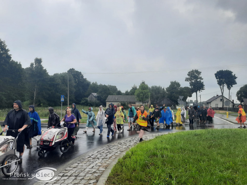 Pielgrzymi kroczą przez powiat płoński