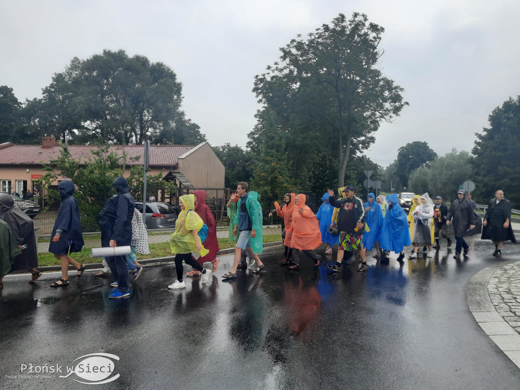 Pielgrzymi kroczą przez powiat płoński
