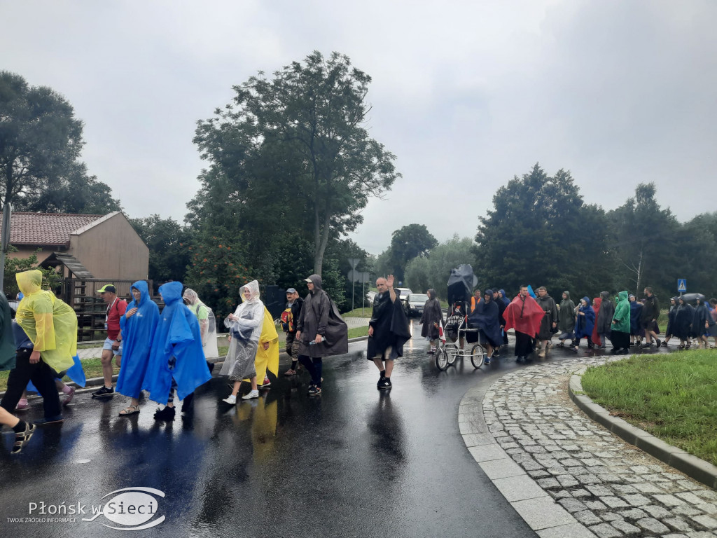 Pielgrzymi kroczą przez powiat płoński