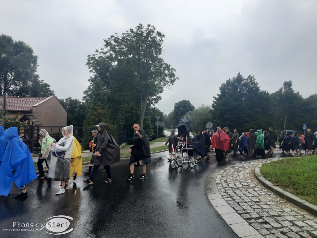 Pielgrzymi kroczą przez powiat płoński