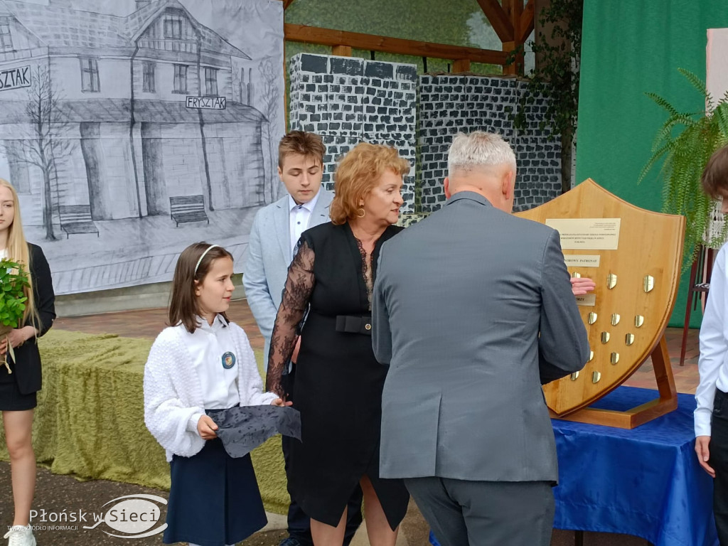 Podstawówka w Jońcu już ze sztandarem