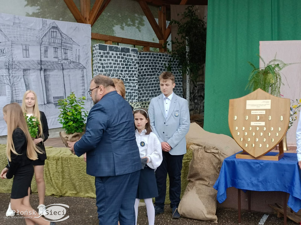 Podstawówka w Jońcu już ze sztandarem