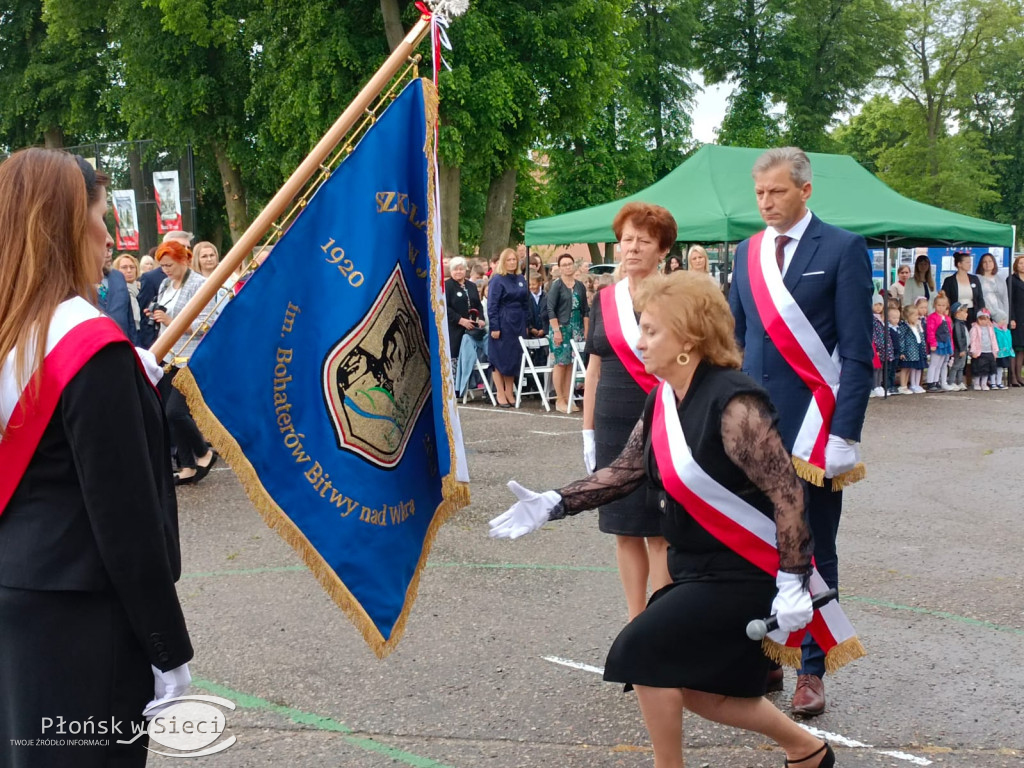 Podstawówka w Jońcu już ze sztandarem