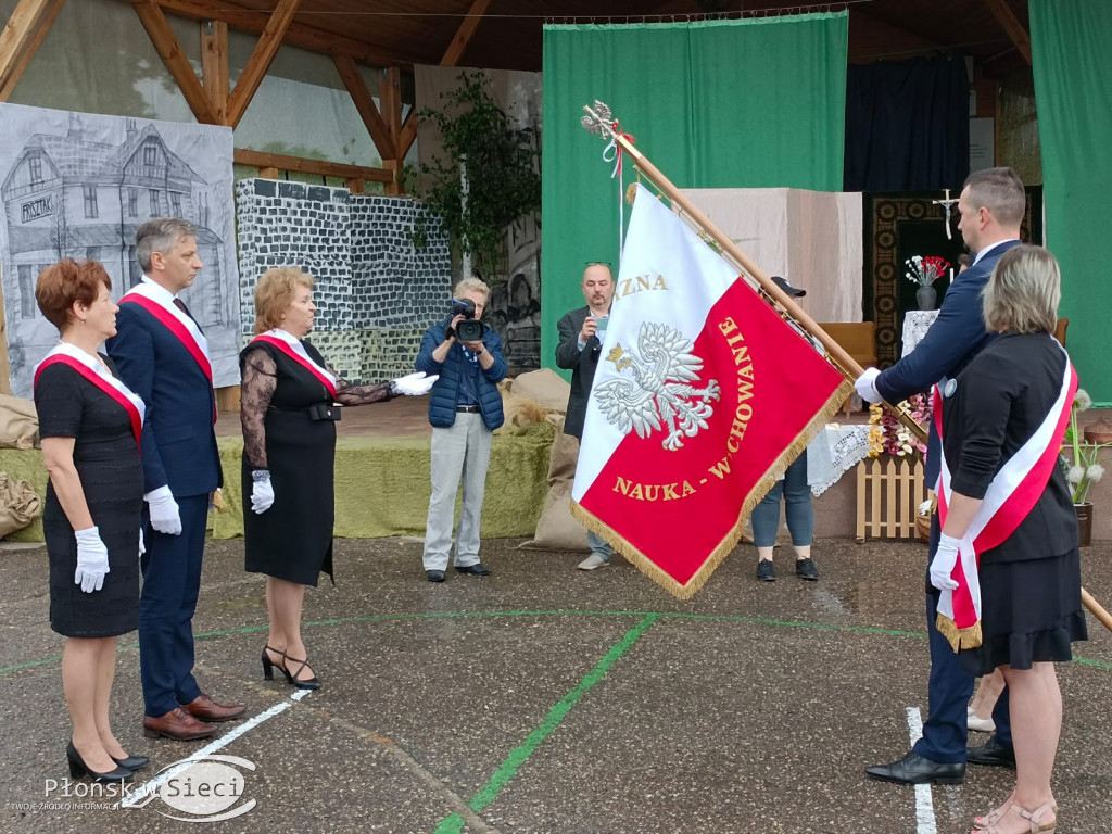 Podstawówka w Jońcu już ze sztandarem