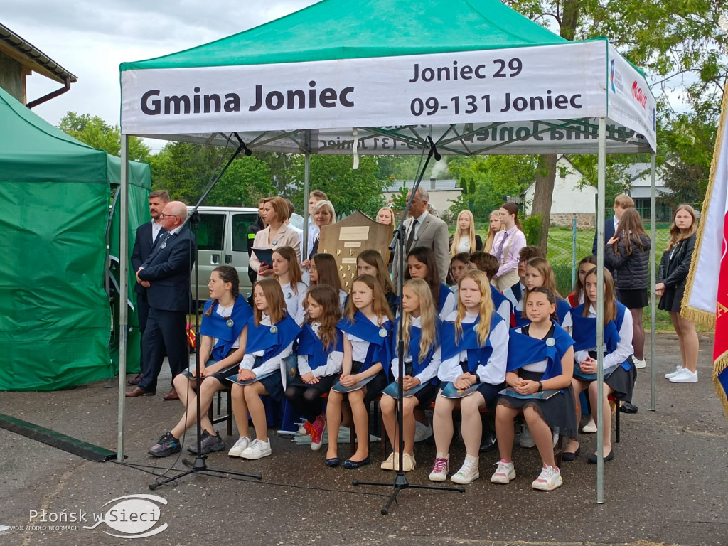 Podstawówka w Jońcu już ze sztandarem