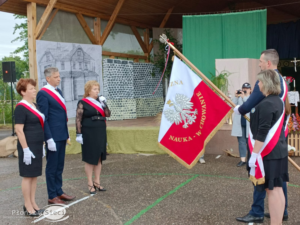 Podstawówka w Jońcu już ze sztandarem