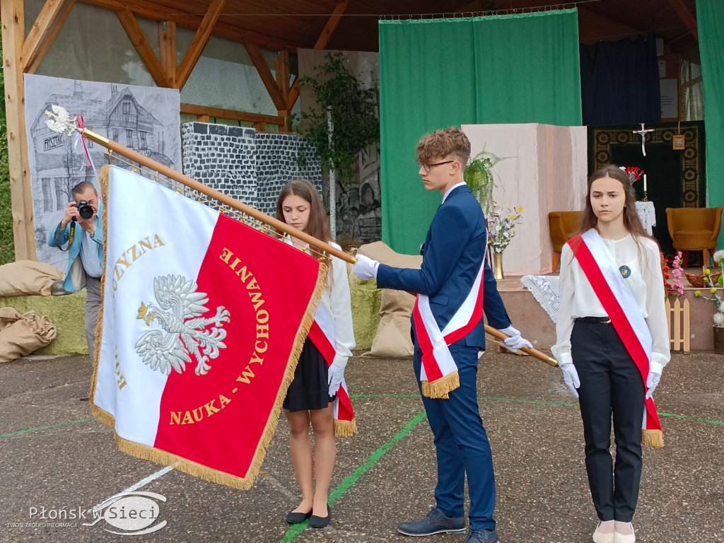 Podstawówka w Jońcu już ze sztandarem
