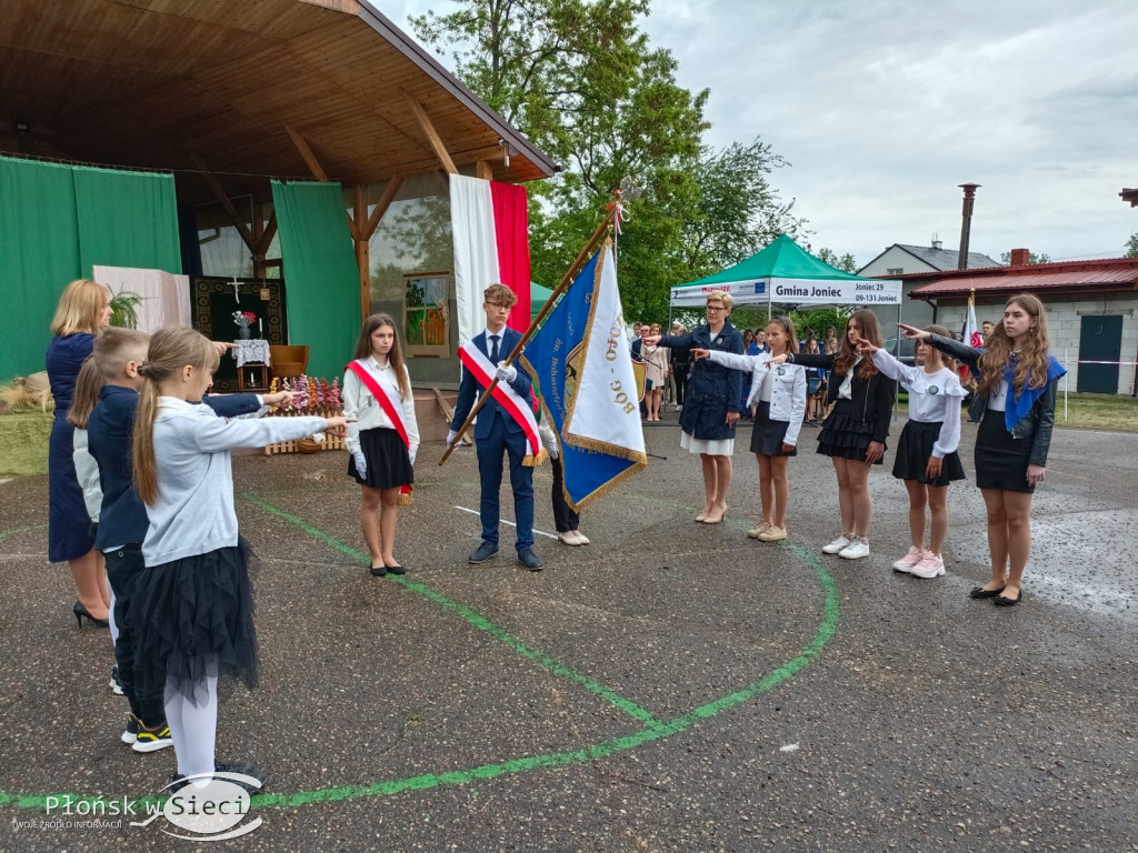 Podstawówka w Jońcu już ze sztandarem