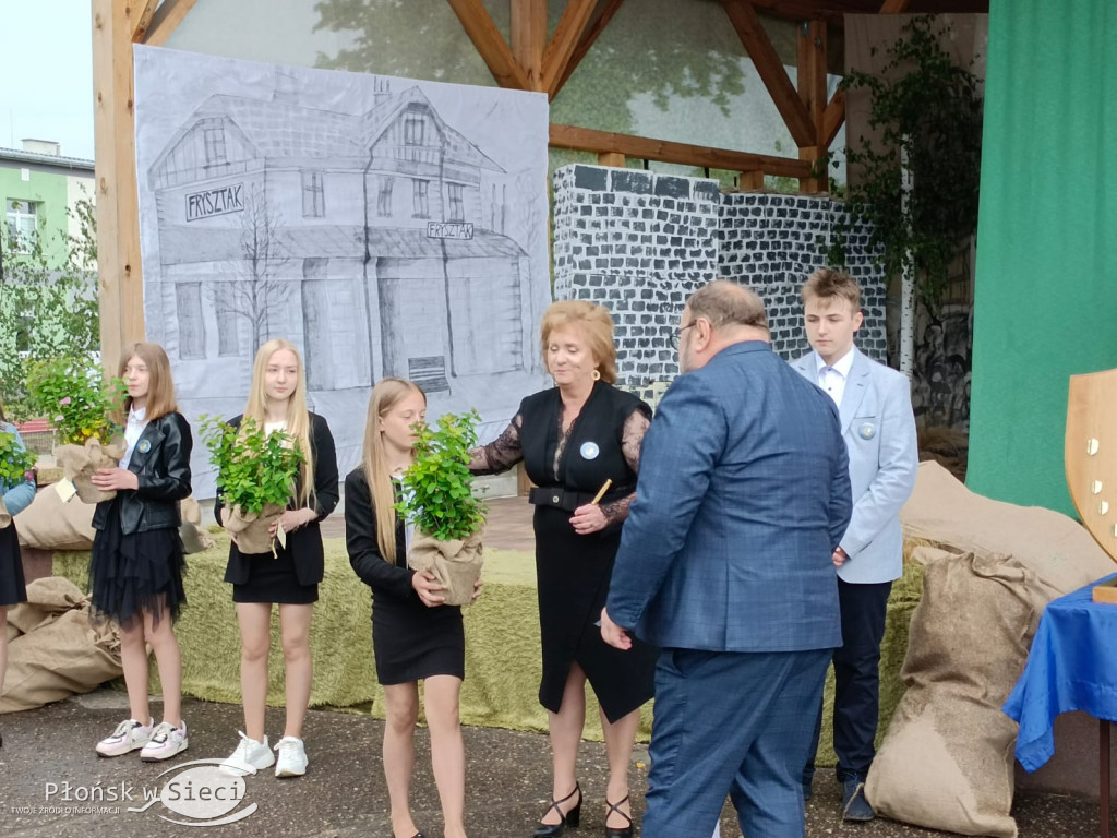 Podstawówka w Jońcu już ze sztandarem