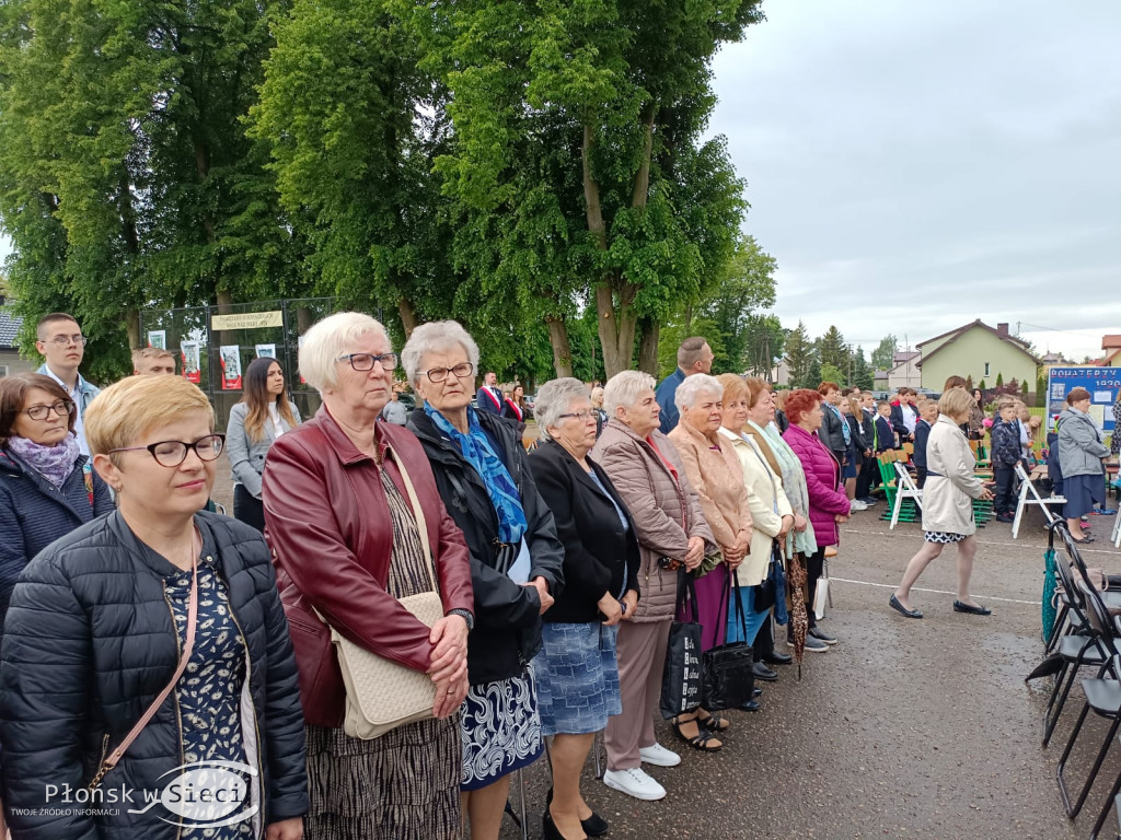 Podstawówka w Jońcu już ze sztandarem