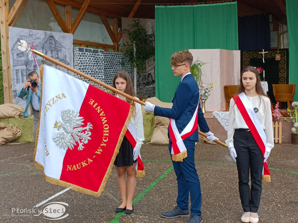 Podstawówka w Jońcu już ze sztandarem