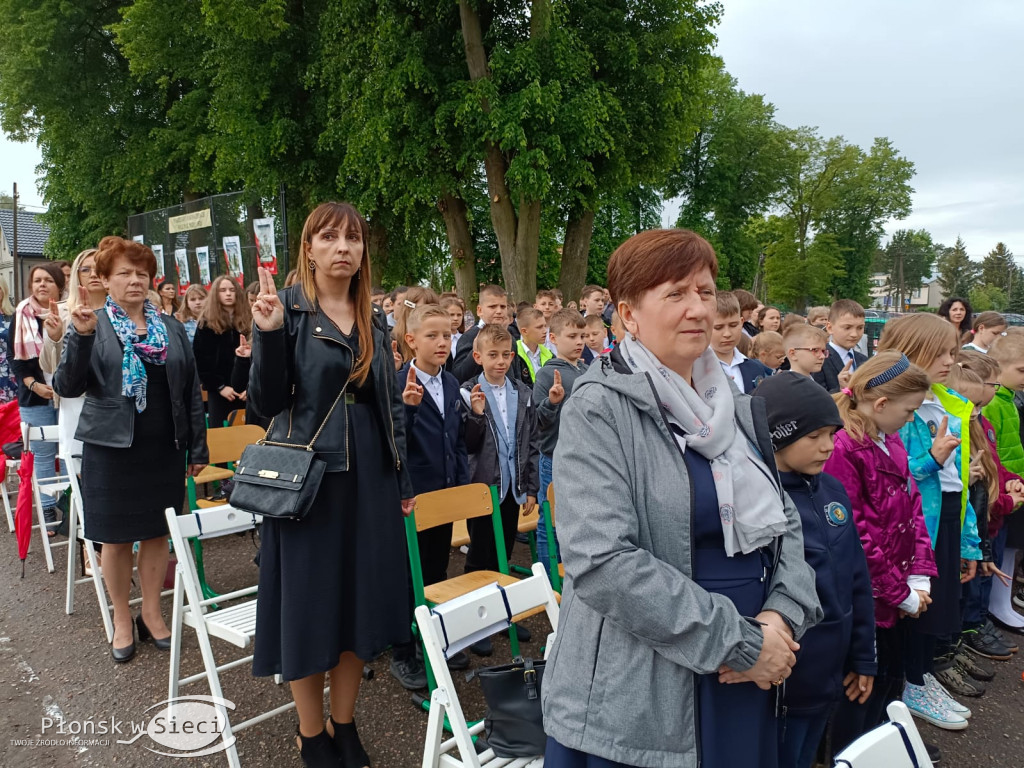 Podstawówka w Jońcu już ze sztandarem