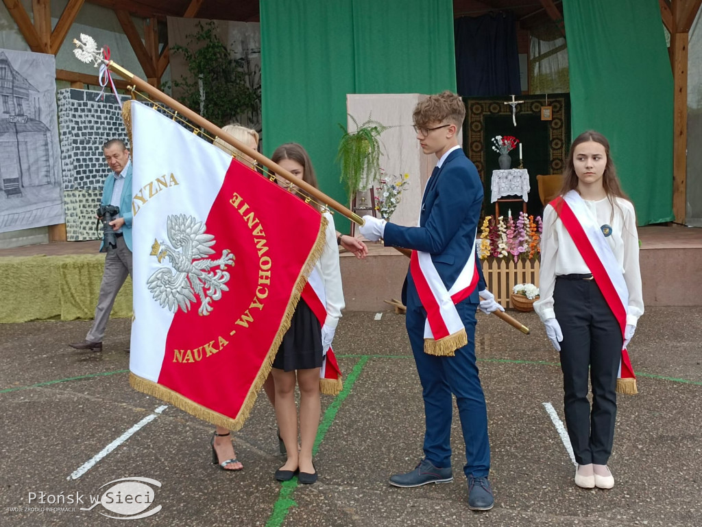Podstawówka w Jońcu już ze sztandarem